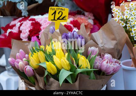 Bunte Blumensträuße zum Verkauf in der Plaza Tirso de Molina am Allerheiligen in Madrid, Spanien. Stockfoto