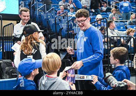 10. NOVEMBER 2024: Saint Louis Billikens Center Robbie Avila (21) signiert Autogramme für junge Fans in einem regulären Saisonspiel, bei dem die Avila Eagles die Saint Louis Billikens besuchten. Fand in der Chaifetz Arena in St. Louis, MO, am Sonntag, 10. November 2024, Richard Ulreich/CSM statt Stockfoto