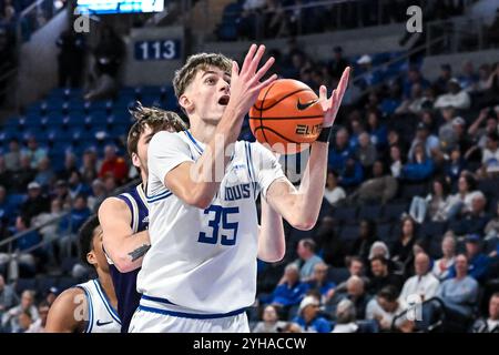 10. NOVEMBER 2024: Saint Louis Billikens Stürmer Max Pikaar (35) holt den Rebound in einem regulären Saisonspiel, bei dem die Avila Eagles die Saint Louis Billikens besuchten. Fand in der Chaifetz Arena in St. Louis, MO, am Sonntag, 10. November 2024, Richard Ulreich/CSM statt Stockfoto