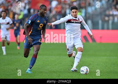 Rom, Italien. 10. November 2024, Olimpico-Stadion, Rom, Italien; Serie A EniLive Fußball; Roma gegen Bologna; Santiago Castro von Bologna FC, Evan Ndicka von AS Roma Credit: Roberto Ramaccia/Alamy Live News Stockfoto