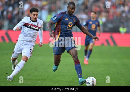 Rom, Italien. 10. November 2024, Olimpico-Stadion, Rom, Italien; Serie A EniLive Fußball; Roma gegen Bologna; Santiago Castro von Bologna FC, Evan Ndicka von AS Roma Credit: Roberto Ramaccia/Alamy Live News Stockfoto