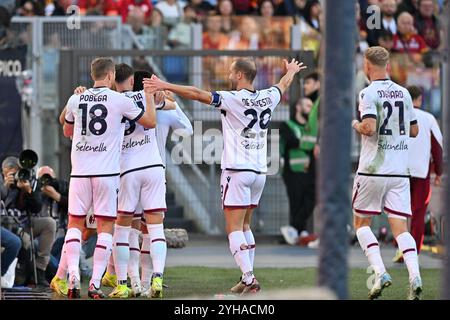 Rom, Italien. 10. November 2024, Olimpico-Stadion, Rom, Italien; Serie A EniLive Football; Roma gegen Bologna; Bolognas Spieler jubeln, nachdem sie in der 25. Minute das Tor 0-1 erzielt haben. Credit: Roberto Ramaccia/Alamy Live News Stockfoto