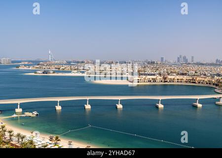 Luftblick über Dubai mit der Palm Monorail, die Palm jumeirah und das 7-Sterne-Hotel Burj Al Arab verbindet Stockfoto