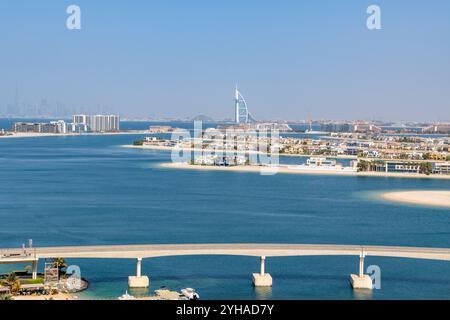 Luftblick über Dubai mit der Palm Monorail, die Palm jumeirah und das 7-Sterne-Hotel Burj Al Arab verbindet Stockfoto