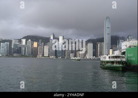 Star Ferry in Hongkong, Tsim Sha Tsui Pier, Kowloon. Blick auf die Insel Hongkong Stockfoto