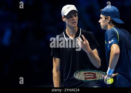 Turin, Italien. 10. November 2024. Jannik Sinner (L) aus Italien und Alex de Minaur aus Australien sprechen während ihres Runden-robin-Singles-Spiels am ersten Tag des Nitto ATP Finals. Jannik Sinner gewann das Spiel mit 6:3, 6:4. Quelle: Nicolò Campo/Alamy Live News Stockfoto