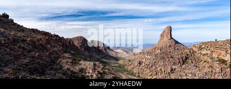 Webernadeln, die unterhalb der nahen Gipfel in den Superstition Mountains aufsteigen. Aberglaube Wilderness, Arizona Stockfoto