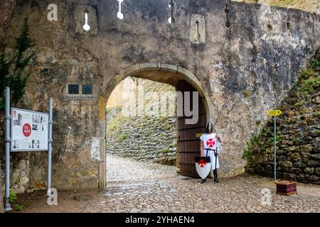 Als Templer gekleideter Reenactor, Eingang zum Schloss und Kloster der Ritter des Ordens Christi, Convento de Cristo, Tomar, Portugal Stockfoto