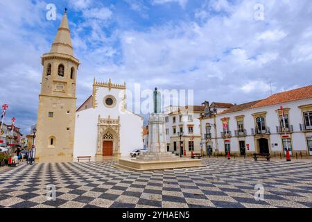 Kirche St. Johannes des Täufers, Platz der Republik, Stadt Tomar, Bezirk Santarém, Portugal Stockfoto