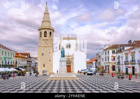 Kirche St. Johannes des Täufers, Platz der Republik, Dorf Tomar, Bezirk Santarém, Portugal Stockfoto