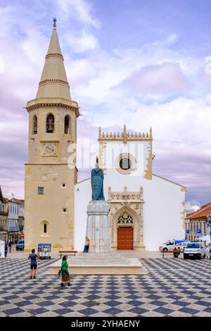 Kirche St. Johannes des Täufers, Platz der Republik, Dorf Tomar, Bezirk Santarém, Portugal Stockfoto