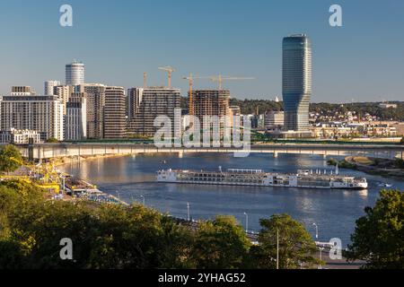 Belgrad, Serbien - 28. Juli 2024: Das flusskreuzschiff „Viking Vidar“ auf der Save fährt weiter bis zur Donau. Belgrad Waterfront Construction si Stockfoto