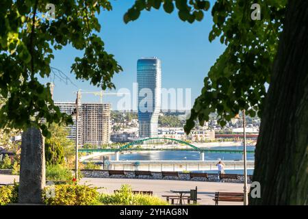 Das moderne Gebäude im Belgrader Hafenviertel verändert das alte Panorama der serbischen Hauptstadt Stockfoto