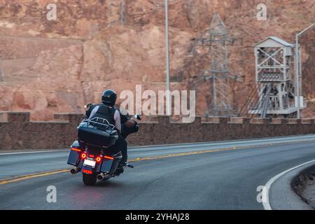 Motorradtour durch Amerika. Ein paar Radfahrer fahren auf dem Highway vor dem Hintergrund der Felsen, Blick nach hinten. Nicht erkennbare Biker auf einem Motorrad Stockfoto