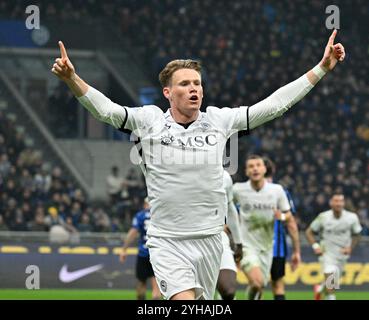 Mailand, Italien. November 2024. Scott McTominay feiert sein Tor während eines Fußballspiels der Serie A zwischen Inter Mailand und Neapel am 10. November 2024 in Mailand. Quelle: Alberto Lingria/Xinhua/Alamy Live News Stockfoto