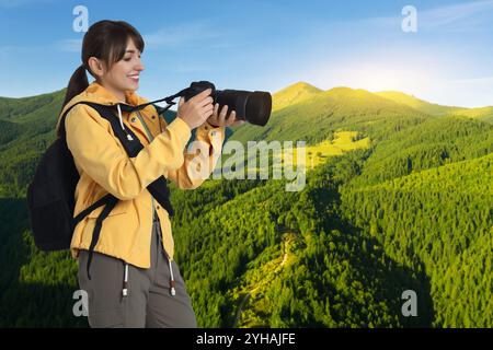 Fotograf mit Kamera und Rucksack in den Bergen Stockfoto