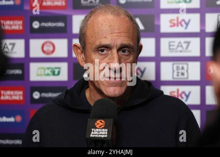 Mailand, Italien. November 2024. Italien, Mailand, 2024 11 07: Ettore Messina (Armani Coach) Vorspiel EurLeague Interview während des Basketballspiels EA7 Emporio Armani Milan vs Real Madrid, EuroLeague 2024-2025 Runde 8, Unipol Forum. Italien, Mailand, 2024 11 07: EA7 Emporio Armani Milan vs Real Madrid, EuroLeague 2024/2025, Runde 8, streitig beim Unipol Forum. (Kreditbild: © Fabrizio Andrea Bertani/Pacific Press via ZUMA Press Wire) NUR REDAKTIONELLE VERWENDUNG! Nicht für kommerzielle ZWECKE! Stockfoto