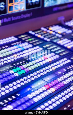 Schalttafel für Live-Übertragungen. Ausrüstung im Außenwagen. Video-Umschalter von TV Broadcast. Live Switcher Video Mixer für Shows und Fernsehen. Gemischtes Board. Selektiver Fokus Stockfoto