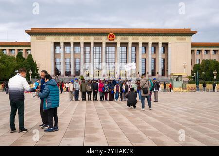 Peking, China - 22. Oktober 2024: Touristen machen Fotos vor der Großen Halle des Volkes auf dem Platz des Himmlischen Friedens. Stockfoto