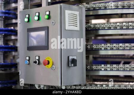 Bedienfeld des Spiralkühlers für Brot in großen Bäckerei. Selektiver Fokus. Stockfoto