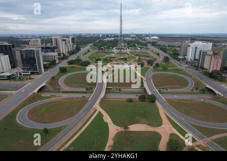 BRASILIA, BRASILIEN - 9. November 2024: Luftaufnahme der monumentalen Achse von Brasilia, Brasilien. Hochwertige Fotos Stockfoto