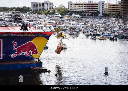 Tampa, Florida, USA. November 2024. Fans beobachten Teams, die von den 27 hohen Fuß gestoßen werden. pier, wie 60.000 Einwohner und Besucher von Tampa schauen. (Kreditbild: © Dave Decker/ZUMA Press Wire) NUR REDAKTIONELLE VERWENDUNG! Nicht für kommerzielle ZWECKE! Stockfoto