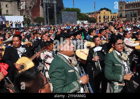 Mexiko-Stadt, Mexiko. November 2024. Hunderte Mariachis nehmen am Mariachi-Weltrekord Teil, als Teil der Schließung des Ersten Mariachi-Weltkongresses. 1.122 brechen Mariachis den Guinness-Weltrekord, indem sie gleichzeitig das beliebte mexikanische Lied „Cielito Lindo“ auf dem Hauptplatz Zocalo aufführen. Am 10. November 2024 in Mexiko-Stadt. (Foto: Carlos Santiago/ Credit: Eyepix Group/Alamy Live News Stockfoto