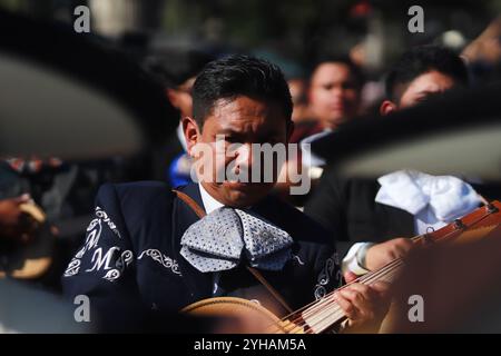 Mexiko-Stadt, Mexiko. November 2024. Hunderte Mariachis nehmen am Mariachi-Weltrekord Teil, als Teil der Schließung des Ersten Mariachi-Weltkongresses. 1.122 brechen Mariachis den Guinness-Weltrekord, indem sie gleichzeitig das beliebte mexikanische Lied „Cielito Lindo“ auf dem Hauptplatz Zocalo aufführen. Am 10. November 2024 in Mexiko-Stadt. (Foto: Carlos Santiago/ Credit: Eyepix Group/Alamy Live News Stockfoto