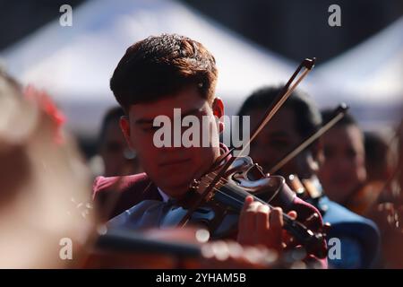 Mexiko-Stadt, Mexiko. November 2024. Hunderte Mariachis nehmen am Mariachi-Weltrekord Teil, als Teil der Schließung des Ersten Mariachi-Weltkongresses. 1.122 brechen Mariachis den Guinness-Weltrekord, indem sie gleichzeitig das beliebte mexikanische Lied „Cielito Lindo“ auf dem Hauptplatz Zocalo aufführen. Am 10. November 2024 in Mexiko-Stadt. (Foto: Carlos Santiago/ Credit: Eyepix Group/Alamy Live News Stockfoto