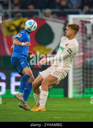 Augsburg, Deutschland. November 2024. Umut Tohumcu, Hoff 17 konkurrieren um den Ball, Tackling, Duell, Header, zweikampf, Aktion, Kampf gegen Arne Maier, FCA 10 im Spiel FC AUGSBURG - TSG 1899 HOFFENHEIM 0-0 am 10. November 2024 in Augsburg. Saison 2024/2025, 1.Bundesliga, FCA, Spieltag 10, 10.Spieltag Fotograf: ddp Images/STAR-Images - DFL-VORSCHRIFTEN VERBIETEN JEDE VERWENDUNG VON FOTOS als BILDSEQUENZEN und/oder QUASI-VIDEO - Credit: ddp Media GmbH/Alamy Live News Stockfoto