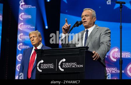 Duluth, Georgia, USA. Oktober 2024. Donald Trump begrüßt Robert F. Kennedy Jr. bei der Duluth Georgia Rallye (Foto: © Robin Rayne/ZUMA Press Wire) NUR REDAKTIONELLE VERWENDUNG! Nicht für kommerzielle ZWECKE! Stockfoto