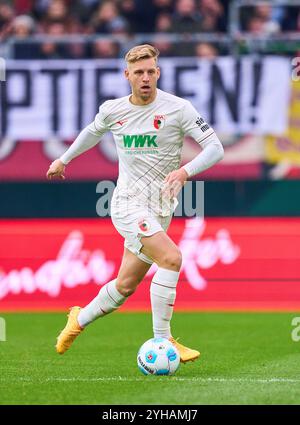 Augsburg, Deutschland. November 2024. Arne Maier, FCA 10 im Spiel FC AUGSBURG - TSG 1899 HOFFENHEIM 0-0 am 10. November 2024 in Augsburg. Saison 2024/2025, 1.Bundesliga, FCA, Spieltag 10, 10.Spieltag Fotograf: ddp Images/STAR-Images - DFL-VORSCHRIFTEN VERBIETEN JEDE VERWENDUNG VON FOTOS als BILDSEQUENZEN und/oder QUASI-VIDEO - Credit: ddp Media GmbH/Alamy Live News Stockfoto