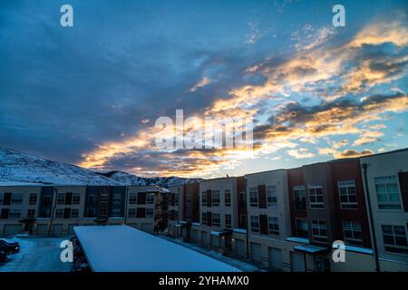 Avon, Colorado kleine Stadt Berge im Winter Schnee Blick auf die Rocky Mountains und moderne Appartement Wohnung Architektur von Vail Stockfoto