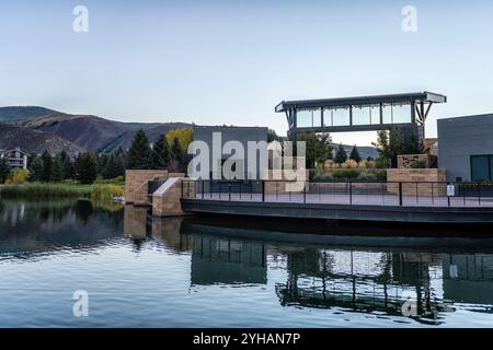 Avon, Colorado, kleine Bergstadt im Nottingham Park mit Blick auf den See im Herbst Herbst Sonnenaufgang Morgen bei Konzertbühne Stockfoto