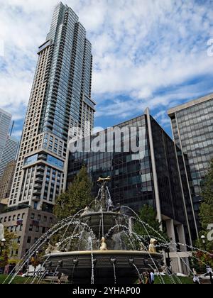 Toronto Canada / Downtown Toronto Apartments ragen über dem Dog Fountain in Berczy Park, Toronto. Stockfoto