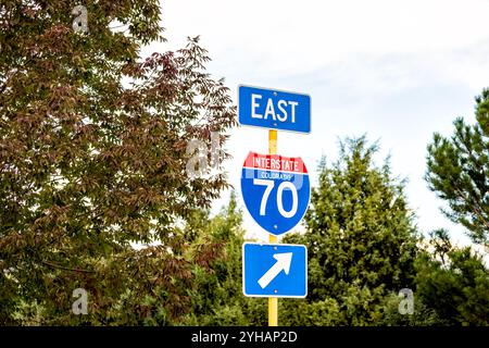 Straßenschild auf der Colorado interstate 70 mit Abfahrspfeile, Wegbeschreibung bei Glenwood Springs in Rocky Mountains Stockfoto