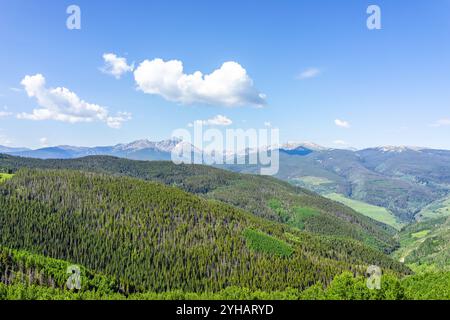 Mount of Holy Cross Wildnis Landschaft in Vail Skiresort Colorado im Sommer, Wanderweg mit Berggipfeln in der Wildnis Stockfoto