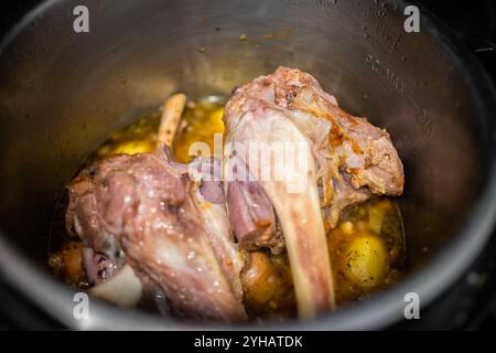 Geröstete Lammschinken gekochter brauner Fleischeintopf mit Kartoffeln im Schnellkochfeld aus der Nähe Stockfoto