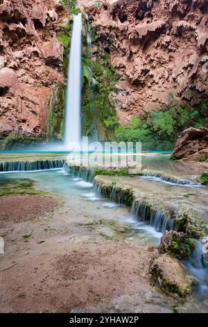 Pools, die unter den Mooney Falls im Supai Canyon überfließen. Havasupai Reservation, Arizona Stockfoto