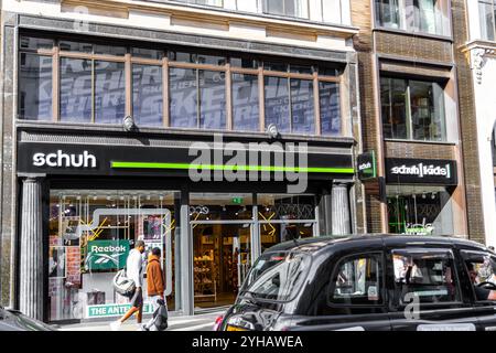 London, Großbritannien, 19. September 2024: Schuh Schuh Schuh Schuh Schuh Schuh Schuh Schuh Schuh Schuh Sneaker Trainer Shop in der Oxford Street. Stockfoto