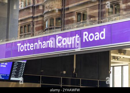 London, Großbritannien - 19. September 2024: Schild zur Tottenham Court Road Station in London - Urban Public Transport Hub. Stockfoto