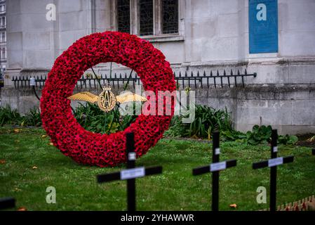 London, Großbritannien. November 2024. Ein großer Kranz mit Mohnblumen und Kreuzen wird während der Cenotaph Parade 2024 in der Westminster Abbey ausgestellt. Am Sonntag, den 10. November, fand der National Service of Remembrance im Cenotaph in Whitehall, London, statt. Ab 11:00 Uhr gedachte der Gottesdienst an den Beitrag der britischen und Commonwealth-Militär- und Zivilsoldaten und Frauen, die an den beiden Weltkriegen und späteren Konflikten beteiligt waren. (Foto: Loredana Sangiuliano/SOPA Images/SIPA USA) Credit: SIPA USA/Alamy Live News Stockfoto
