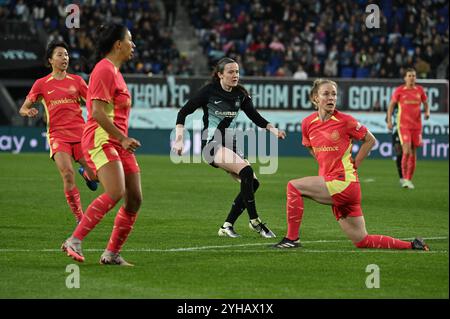 Harrison, USA. November 2024. Die Gotham FC-Spielerin Rose Lavelle (l) feuert während des Viertelfinalspiels zwischen NJ/NY Gotham FC und den Portland Thorns in der Red Bull Arena, Harrison, NJ, am 10. November 2024 einen Ball zwischen den Verteidigern ab. (Foto: Anthony Behar/SIPA USA) Credit: SIPA USA/Alamy Live News Stockfoto