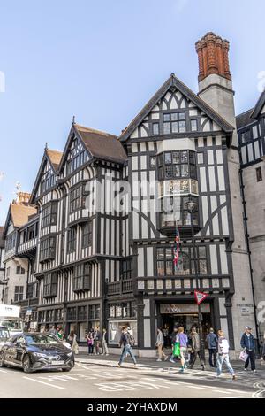 London, Großbritannien, 19. September 2024: Historisches Kaufhaus Liberty im Tudor-Stil in London, einzigartige Schwarz-weiß-Architektur in der Great Marlborough Stre Stockfoto