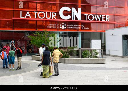 Toronto, ON, Kanada – 30. Juli 2024: Eingang zum CN Tower und Unterschrift zum CN Tower in englischer und französischer Sprache in Toronto, Kanada. Stockfoto