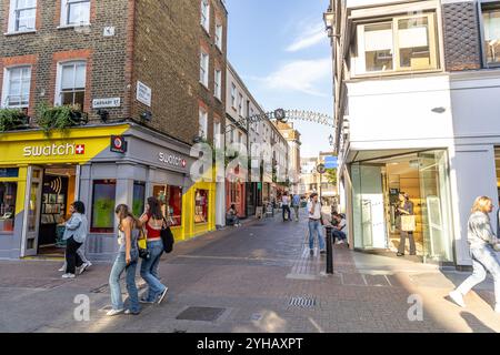 London, Großbritannien - 19. September 2024: Begrüßungseingang zum Newburg Quarter Soho London Vibrant City Neighborhood Signage. Bunte Storefronts in Urban Sho Stockfoto