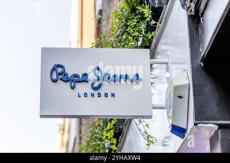 London, Großbritannien – 19. September 2024: Logo des Pepe Jeans Store auf der Vorderseite des Stores. Stockfoto