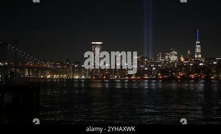 Tribute in Light, Manhattan vom East River am 11. September. New York City Stadtzentrum von der Fähre. World Trade Center. 9-11 Erinnerung. Zwei Strahlen im Himmel der Vereinigten Staaten von Amerika, USA Stockfoto