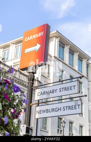 London, Großbritannien - 19. September 2024: Wegweiser zur Carnaby Street. Legendärer Wegweiser In Der Carnaby Street. Stockfoto