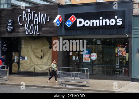 Toronto, ON, Kanada – 1. August 2024: Domino's Pizza Storefront mit blauem Franchise-Schild. Stockfoto